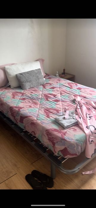Estrado com pés e colchão em bom estado
