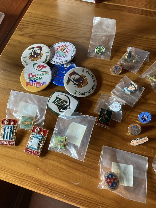 Crachas e pins diversos