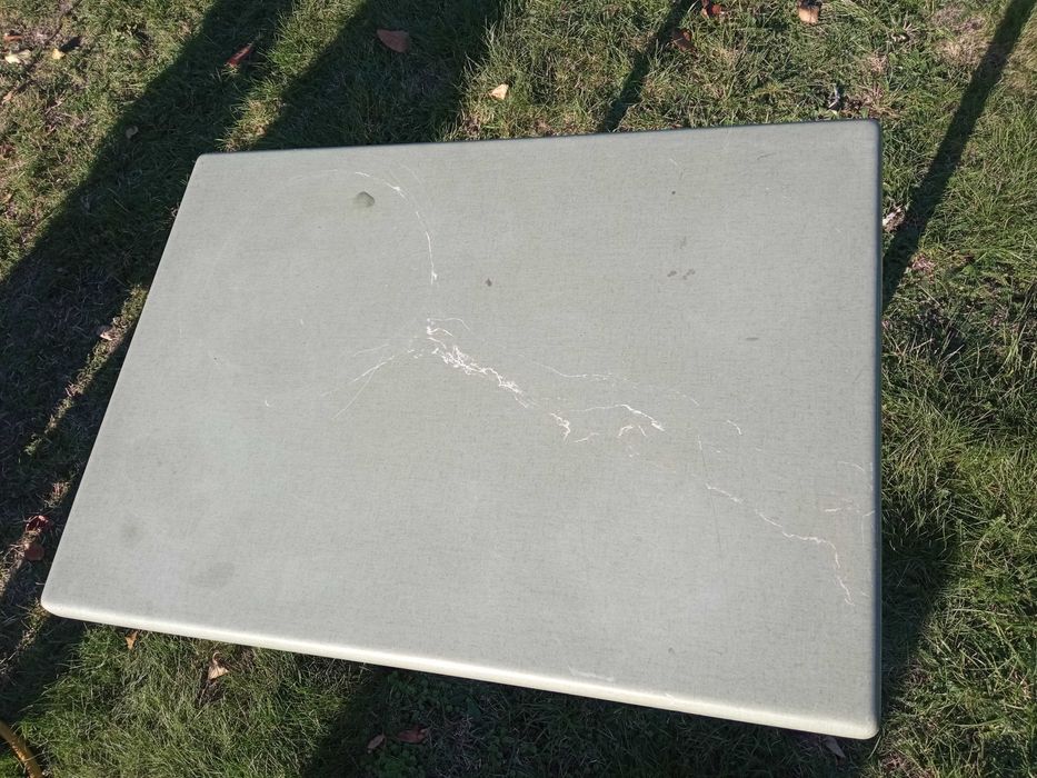 Biurko. Biurko. Wymiary: 70x70x50  cm.