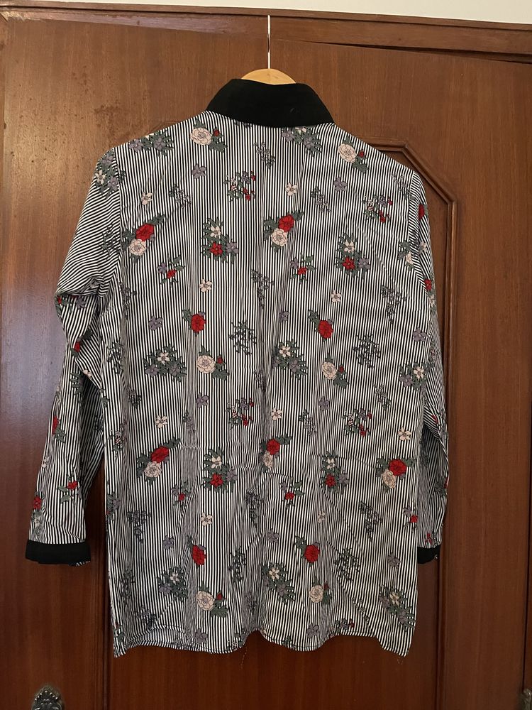 Camisa com padrão de flores