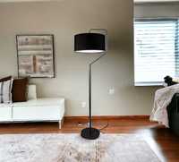 Stylowa lampa podłogowa z czarnym abażurem