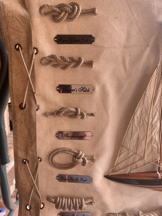 Quadro com barco e nós marinheiro