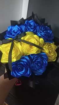 Жовто-блакитні троянди з атласної стрічки