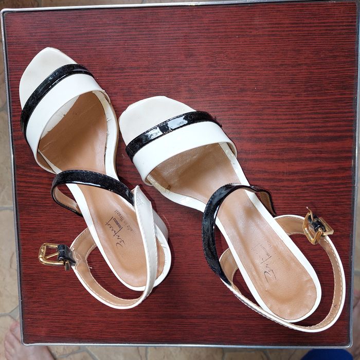 Летние, модельные босоножки. Застегиваются на молнии. Удобная колодка,