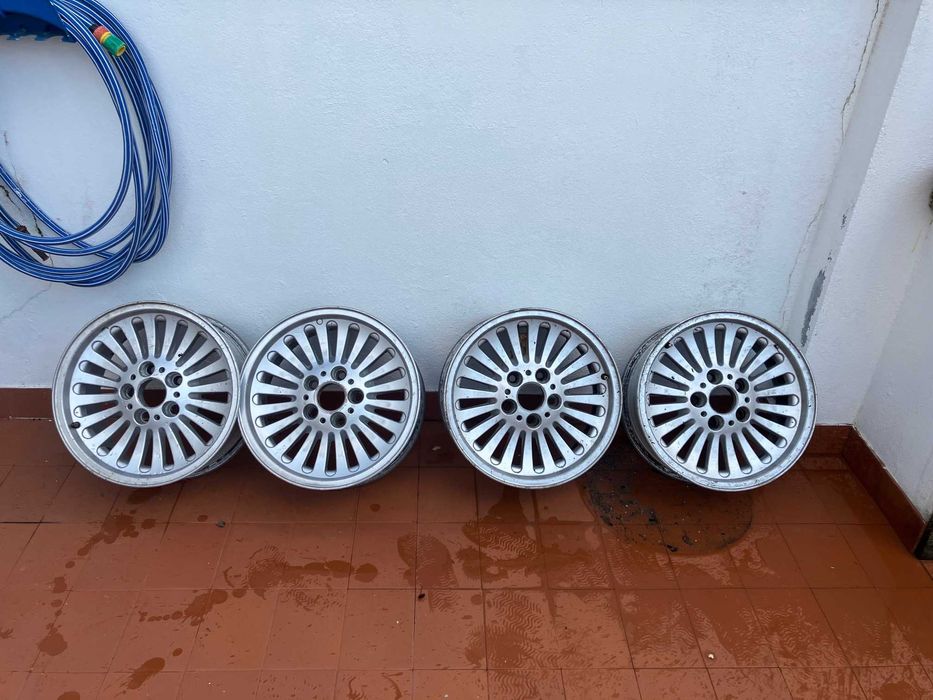 Jantes de liga leve.