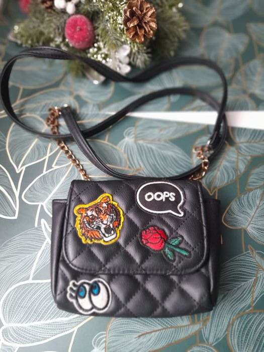 Mała torebka portfel na łańcuszku mini torebeczka pikowana Reserved