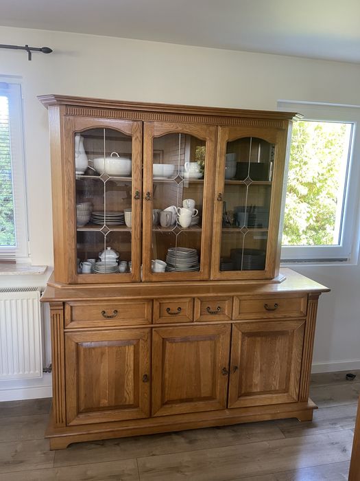 Solidny dębowy kredens