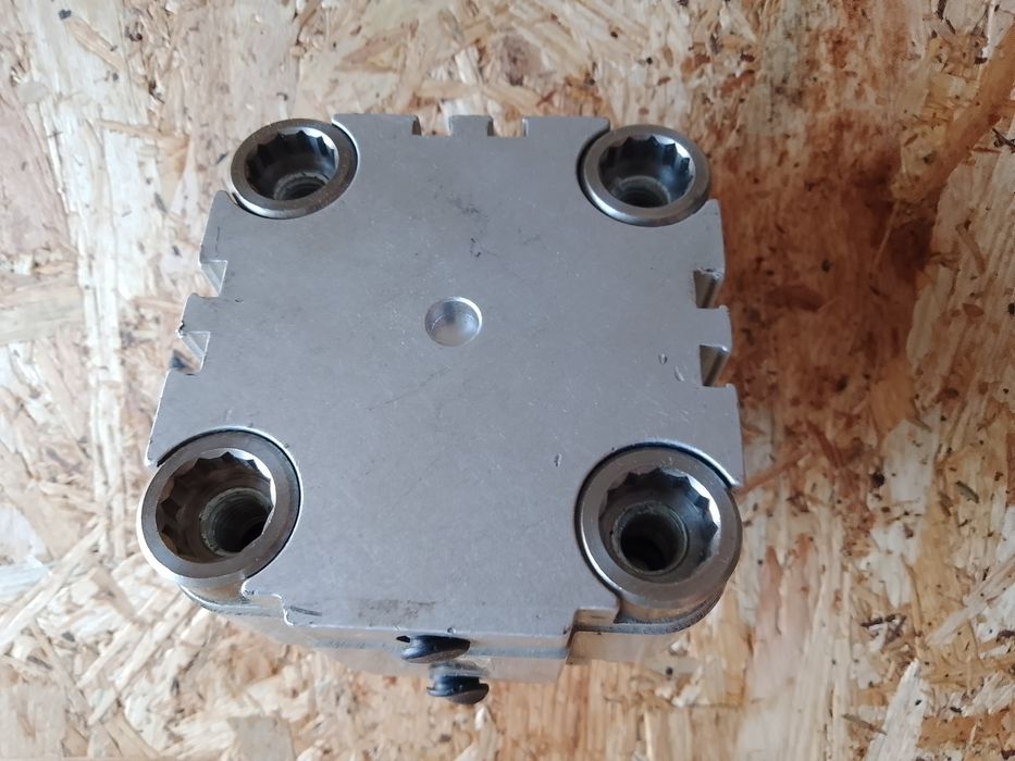 Siłownik kompaktowy Festo ADVU-63-10-A-P-A-R3