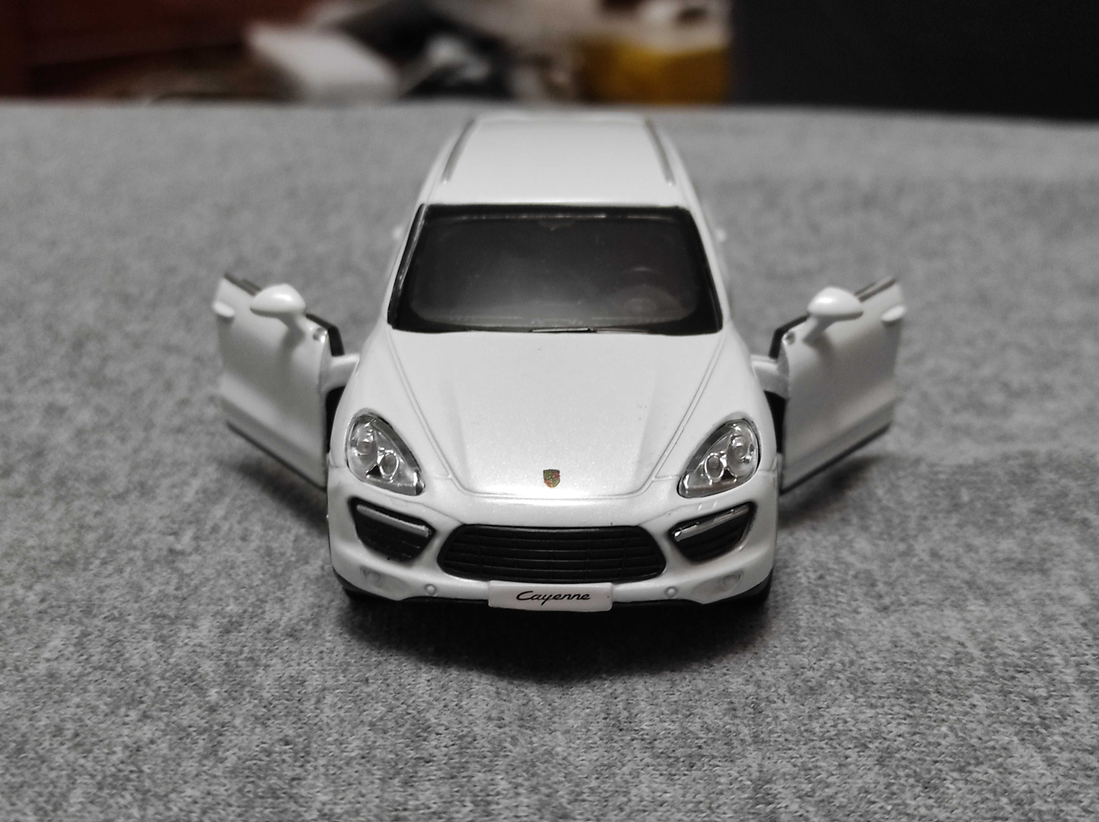 Машинка Porsche Cayenne 1/36 RMZ City Порше Кайенн Модель