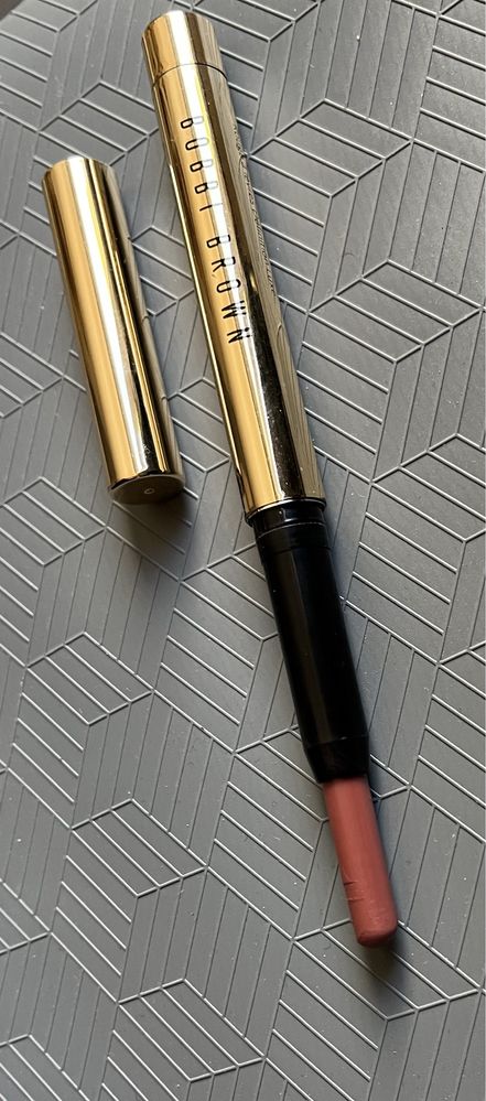 Bobbi Brown Luxe Defining Lipstick kolor First Edition