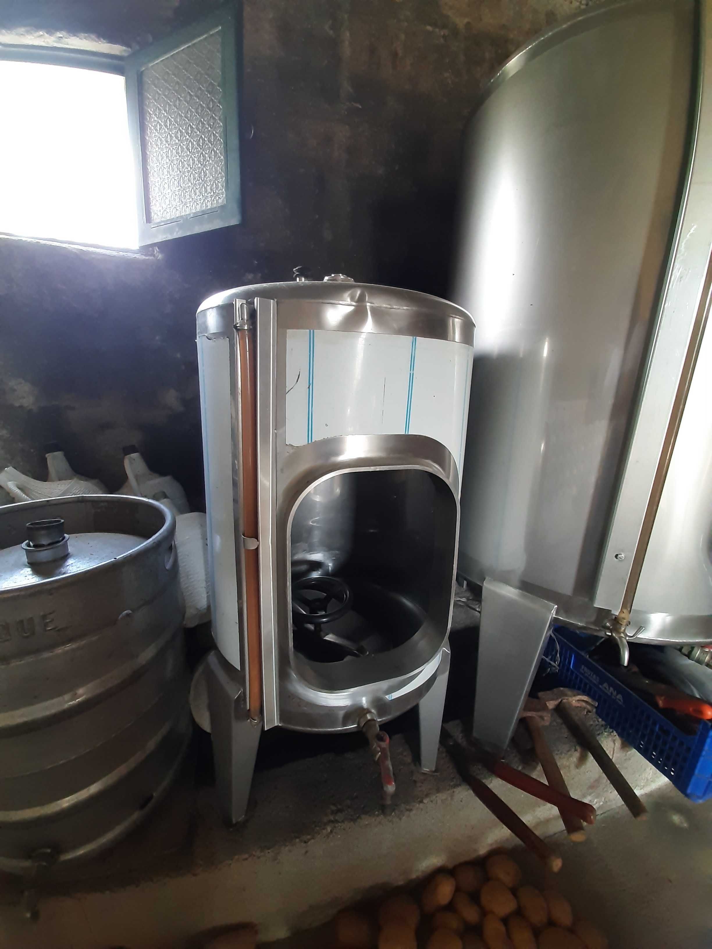 Cubas em  Inox e  vários artigos para produção de vinho