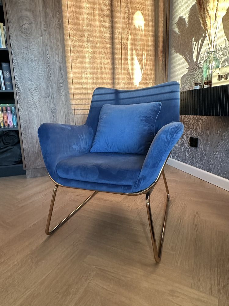Fotel w kolorze niebieskim glamour