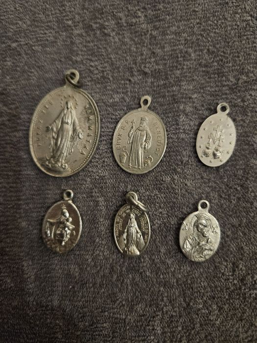 Medaliki z czasów PRL