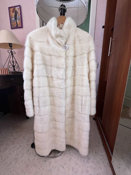 Норкова шуба молочного кольору