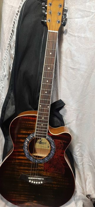 Акустическая гитара шесть струн