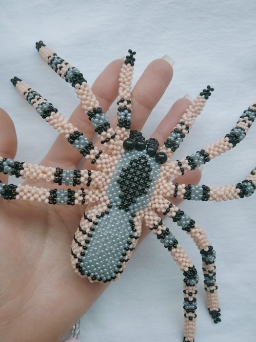 Великий павук з бісеру