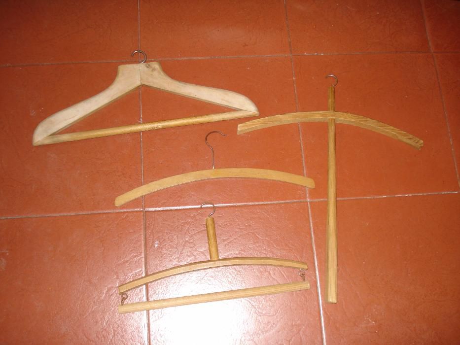 Conjunto de cabides antigos em madeira. Anos 50-70