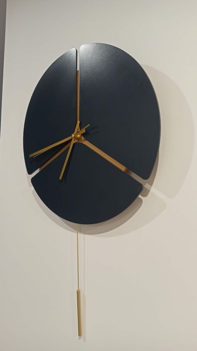 Duży zegar ścienny z wahadłem