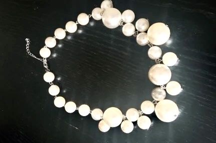 Елегантне жіноче намисто зі штучних великих перлів.