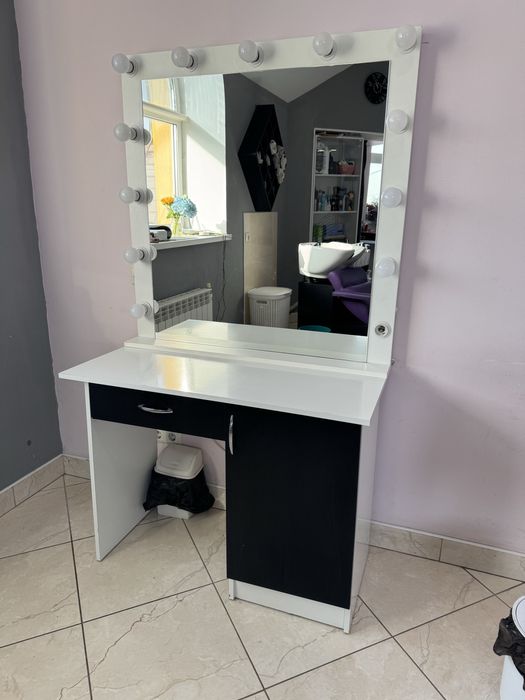 Зеркало з підсвіткою і тумба