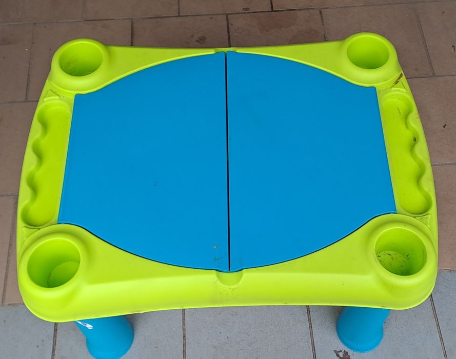 Plastikowy stolik dziecięcy