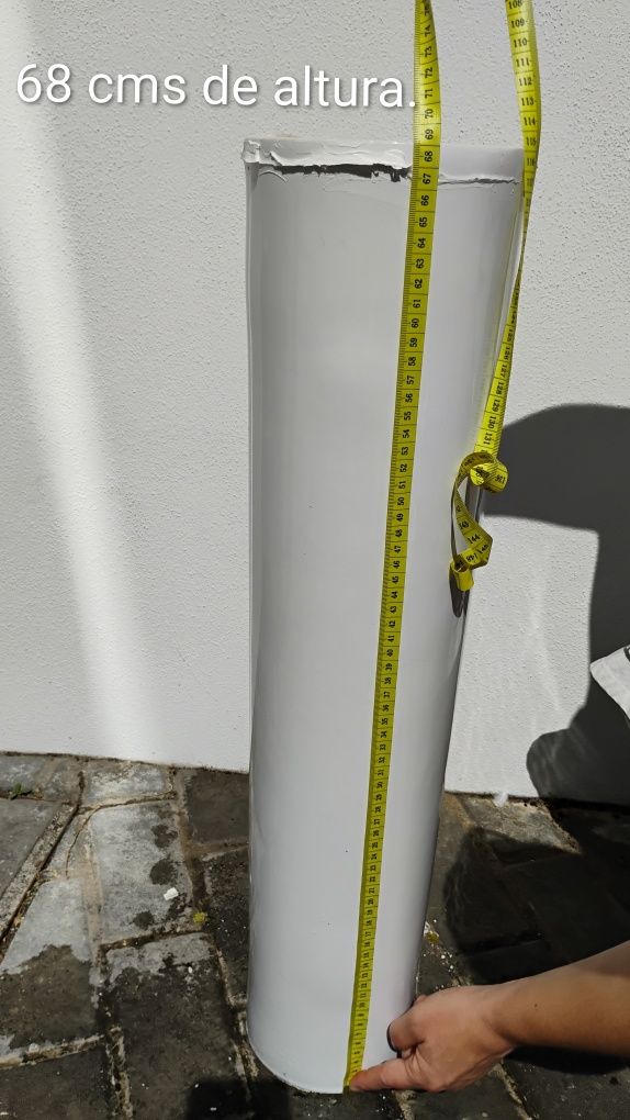 Lavatório Sanindusa com pé e torneira misturadora em bom estado.