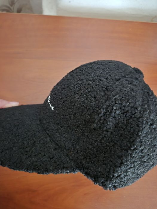 Нова кепка осінньо-зимова версія з козирком та надписом з хутра ягняти