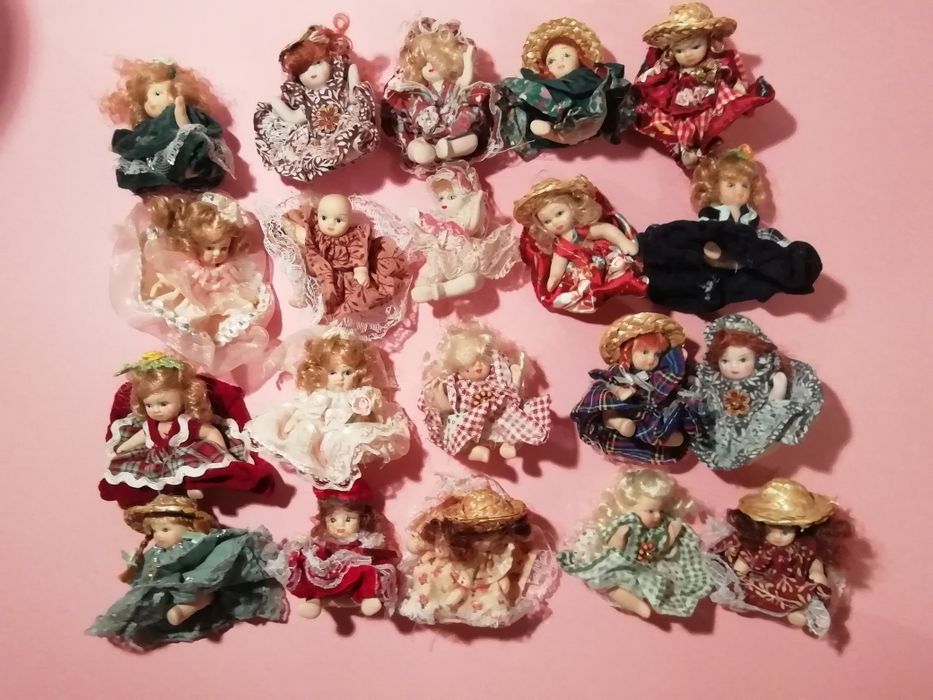 Pequenas bonecas de coleção antigas