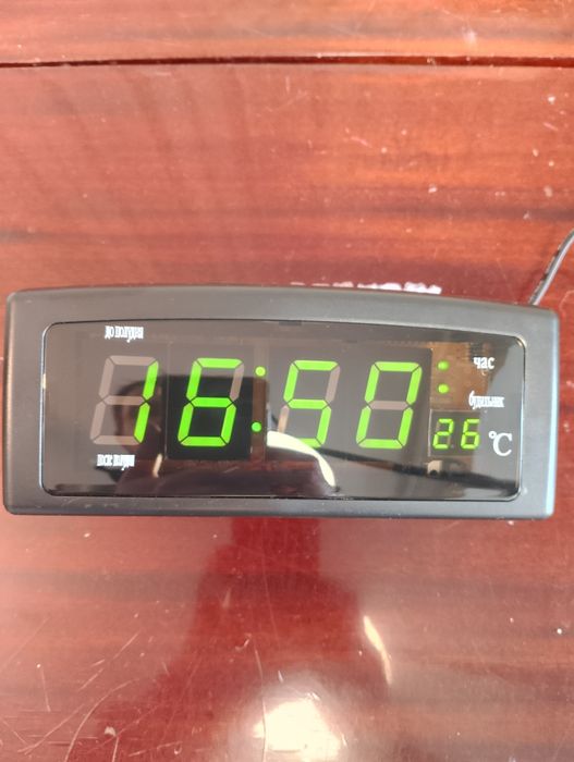 Електронні настільні годинники з будильником та термометром!