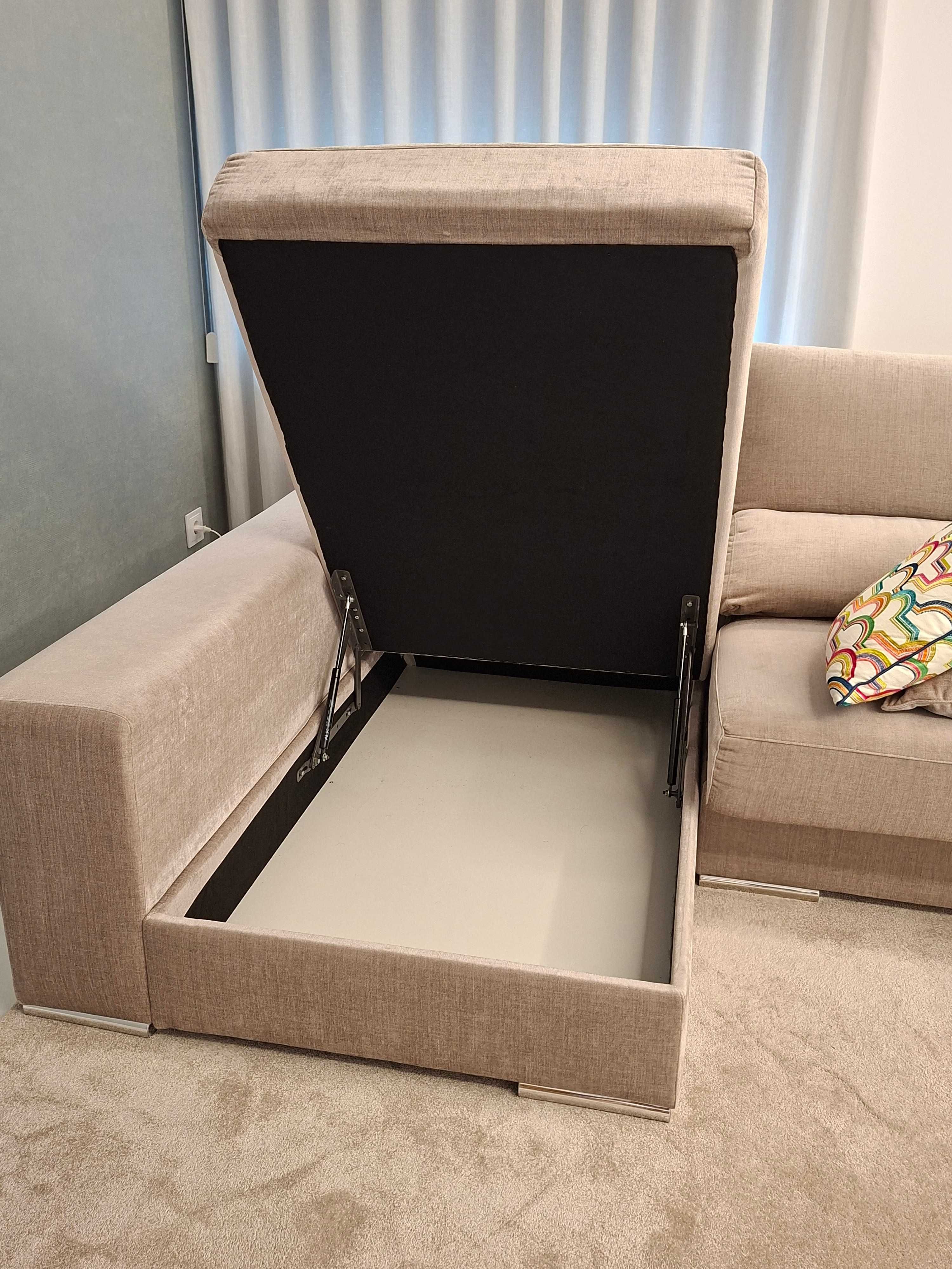 Sofá com chaise longue em tecido de qualidade, como novo.