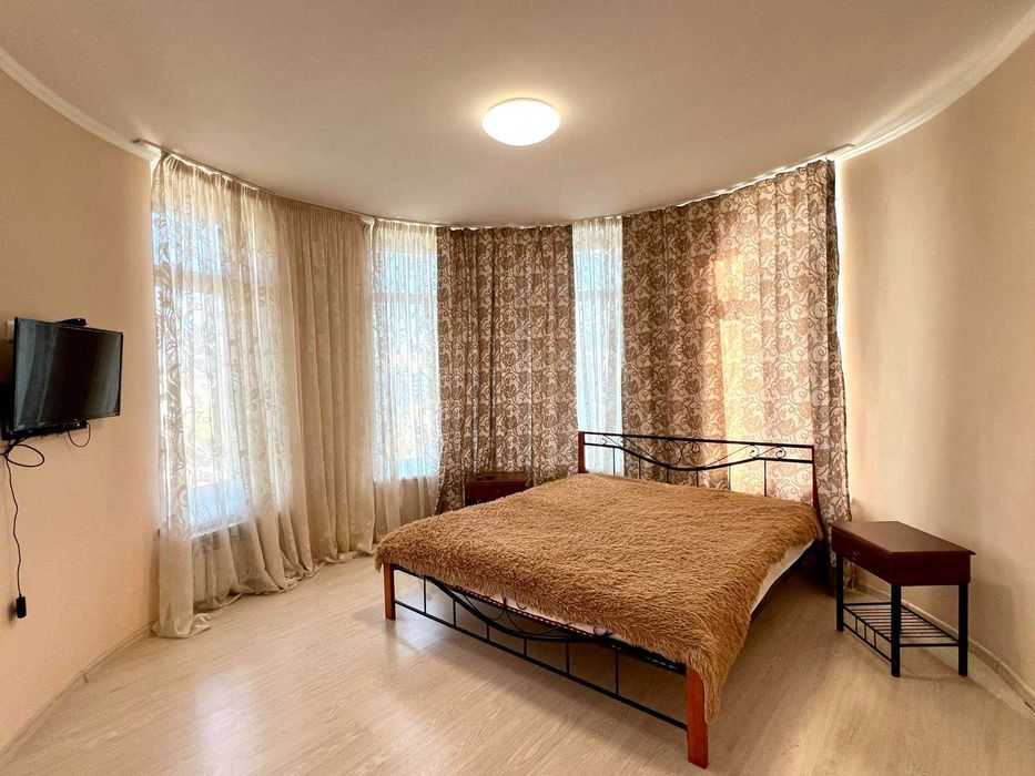 2-кімнатна квартира біля бювету, паркінг, Роксолани 16.  Є відео.