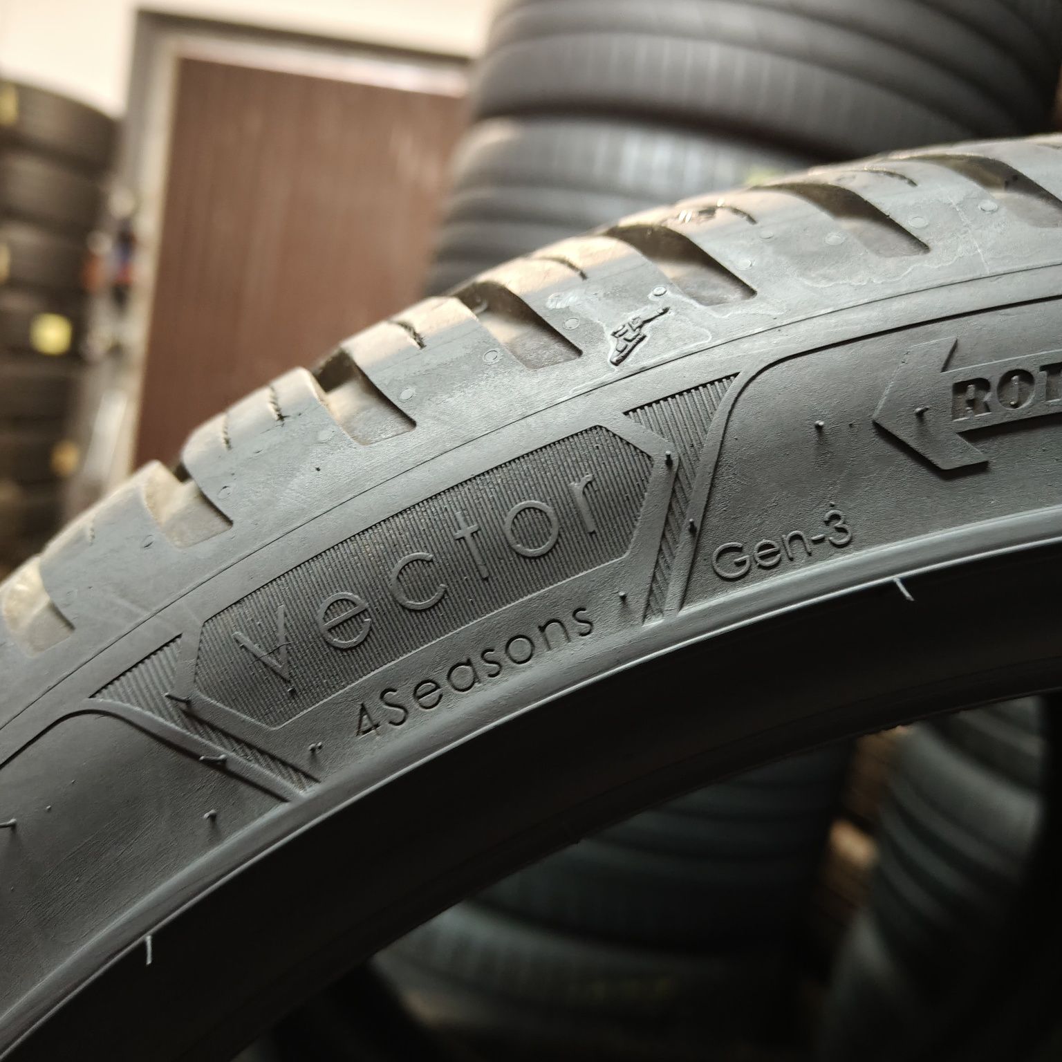225/40/19 XL Sprzedam parę opon całorocznych Goodyear