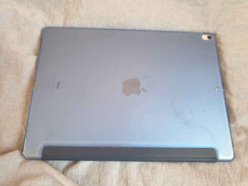 Продам iPad Pro 12.9 (2-го поколения) — планшетный компьютер из серии
