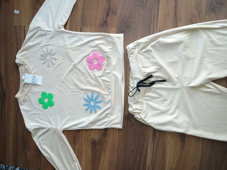 Śliczny dres welurowy w kwiaty