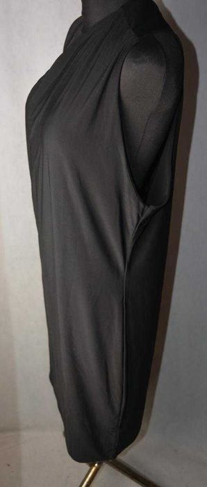 Elastyczna sukienka z odkrytym ramieniem Clubl 46