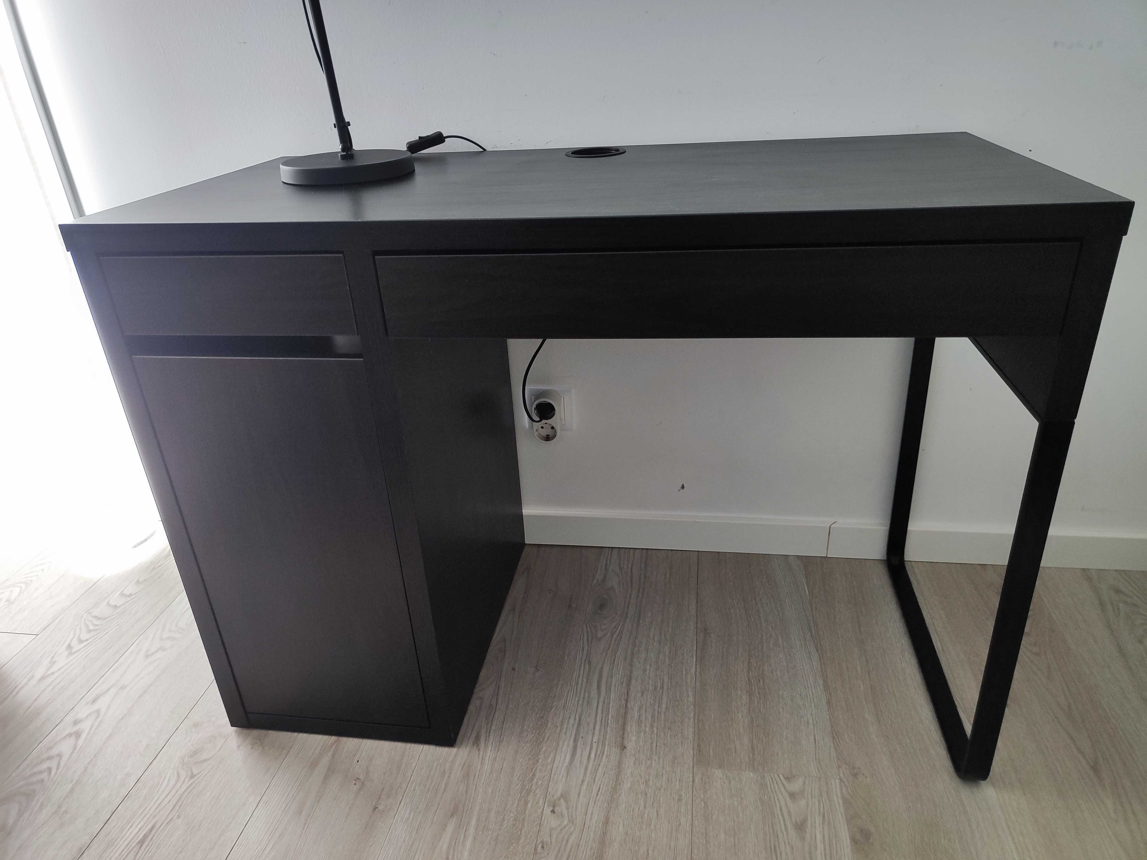 Secretária ikea Micke com cadeira e candeeiro
