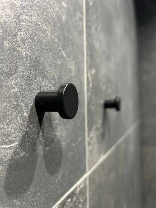 Haczyk / gałka meblowa – czarny mat, aluminiowy, toczony