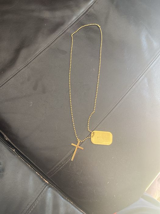 Colar dourado com cruz e oração