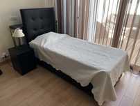 Cama individual soumier com colchão, cabeceira e mesa de cabeceira