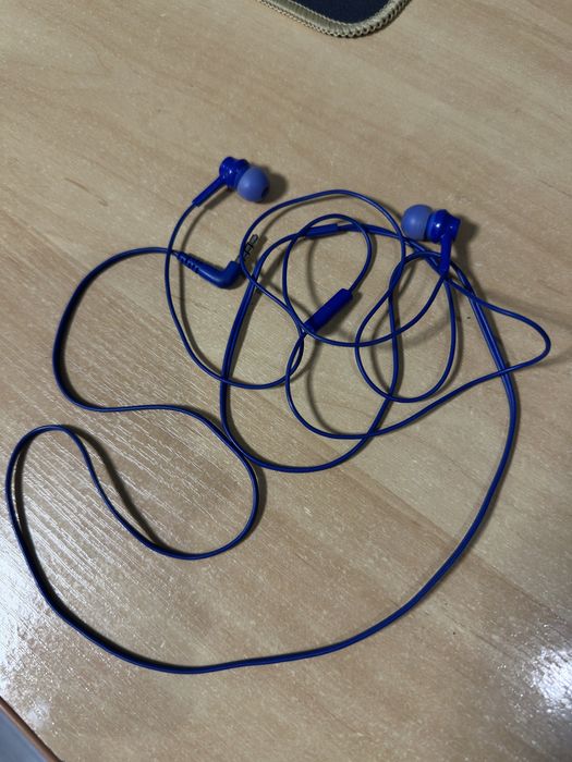 Навушники провідні, звук класний проте барахлить одне вухо