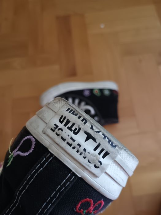 converse z naszywkami