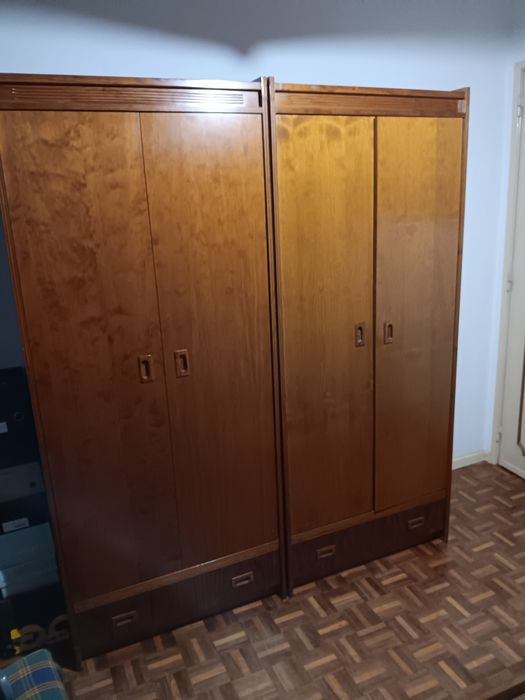 Roupeiros e duas camas individuais