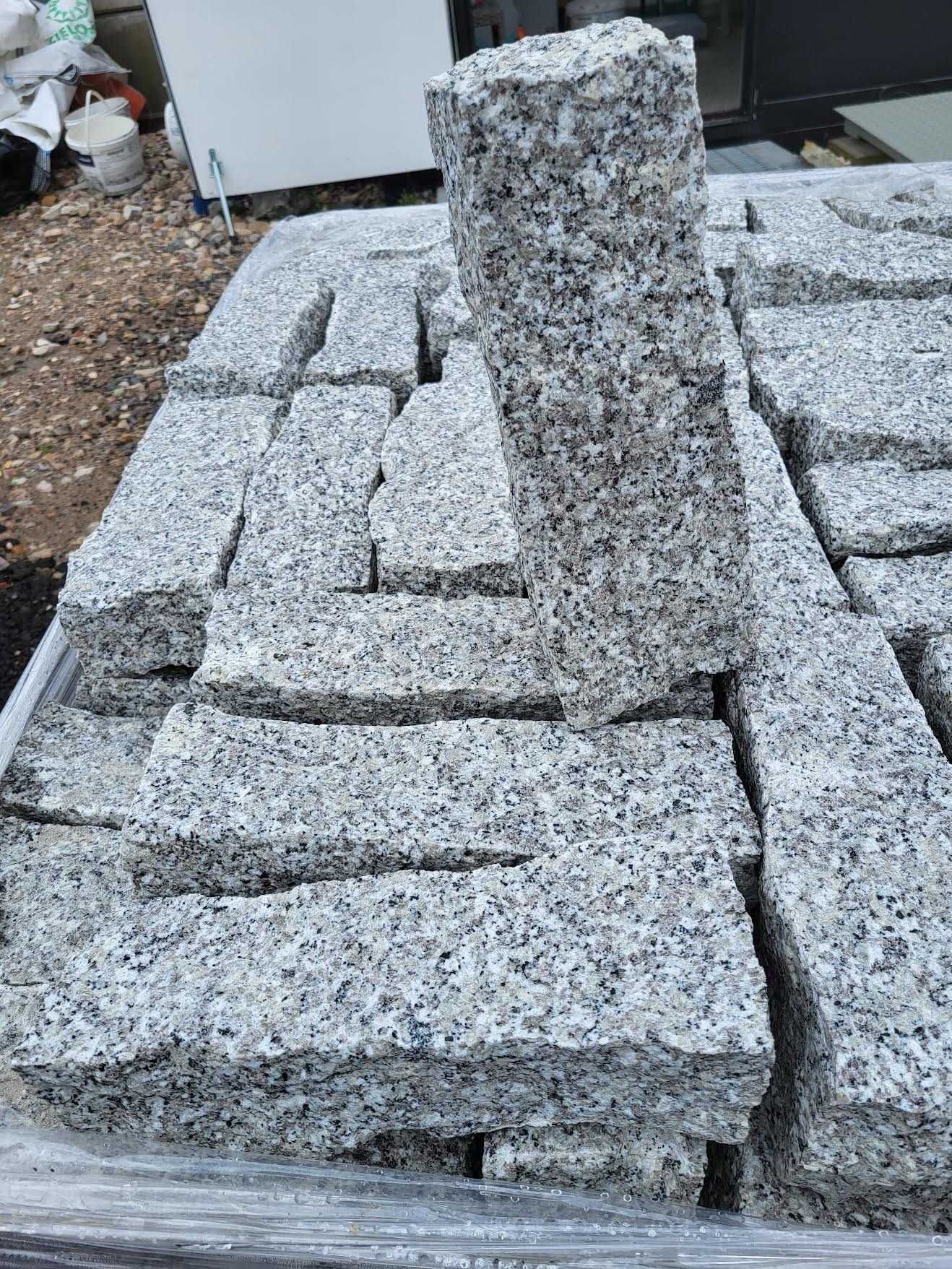 Słupek granitowy szary surowy łupany Granit murowy Kamień murowy szary