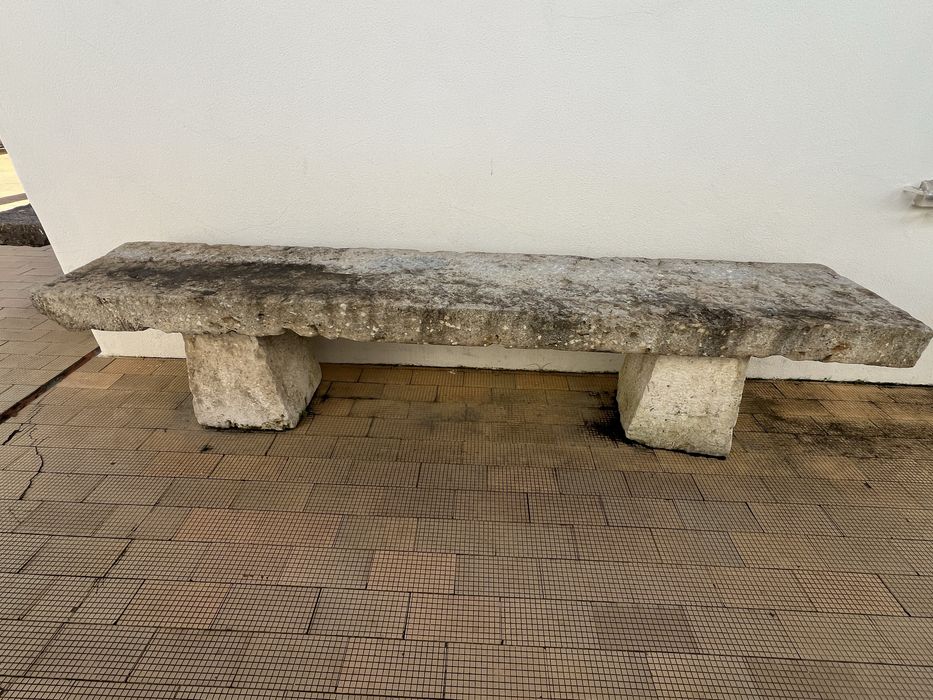 Bancos e vasos de pedra calcário