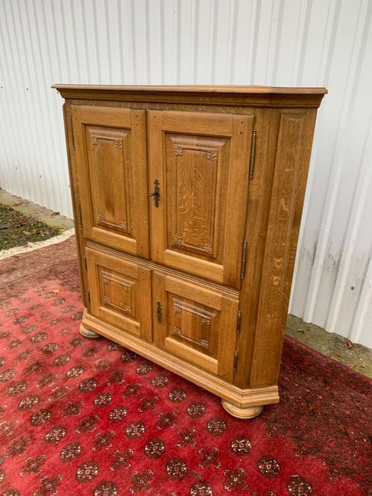 Dębowa narożna witryna .