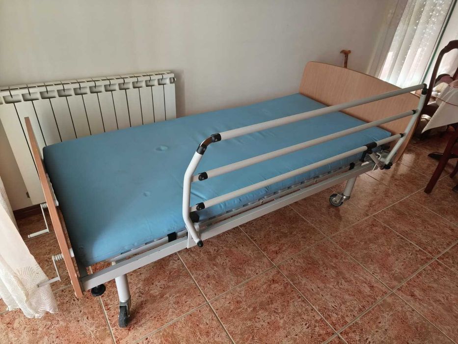 Cama hospitalar articulada manual