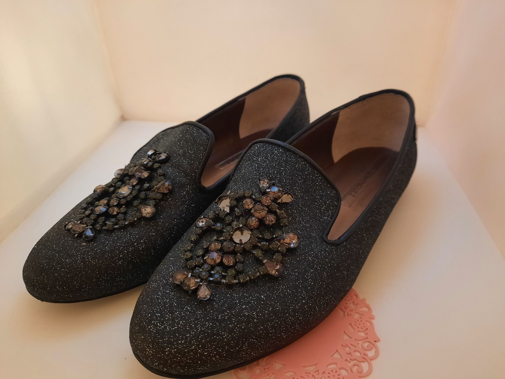 Sapatos pretos brilhantes com pedras
Adolfo Dominguez