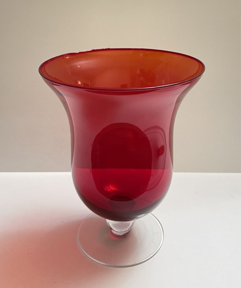 Stary kielich ozdobny szklany wazon czerwony