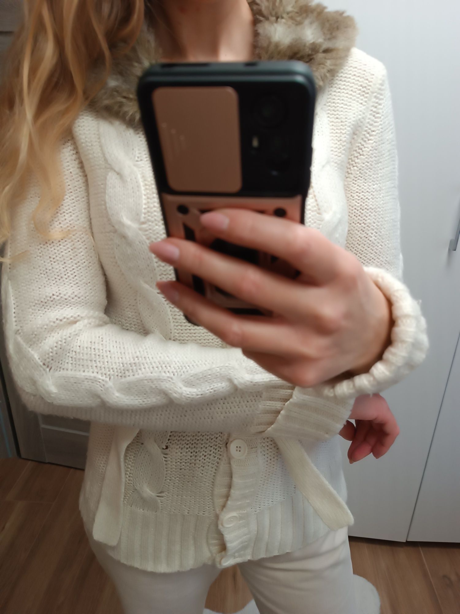 Elegancki sweter moher z kożuszkiem Oodji