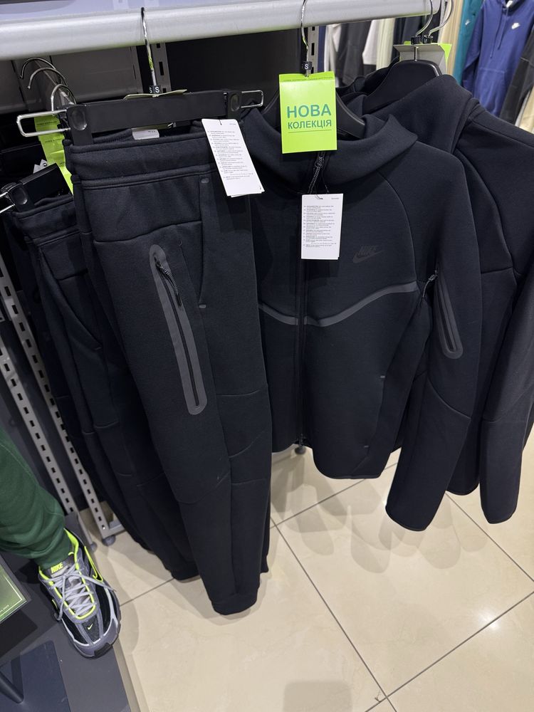 Костюм NIKE TECH FLEECE BLACK новый , оригинал.